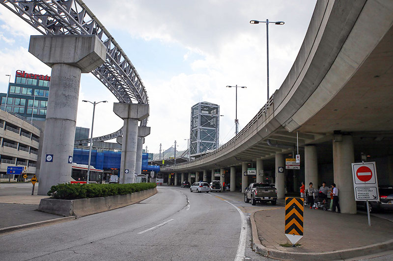 Автомобильная парковка автопрокатных компаний напротив терминала 3 аэропорта Торонто Пирсон