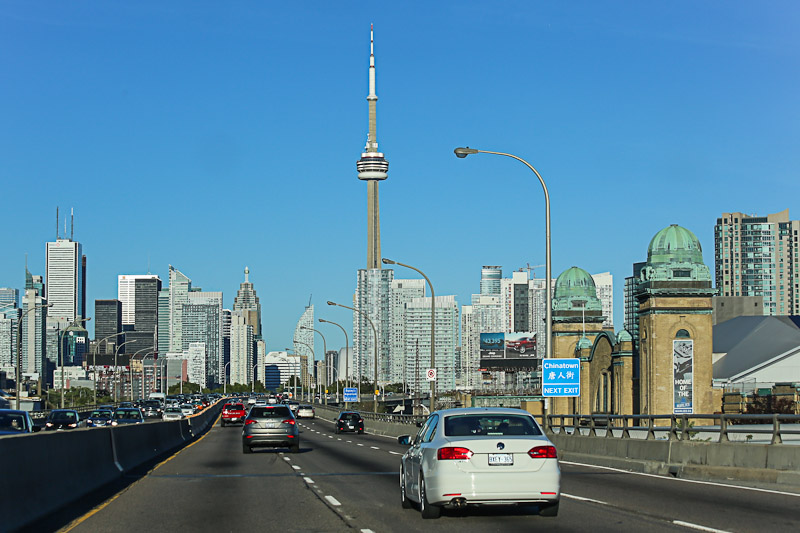 Скоростная автомагистраль в центре города Торонто